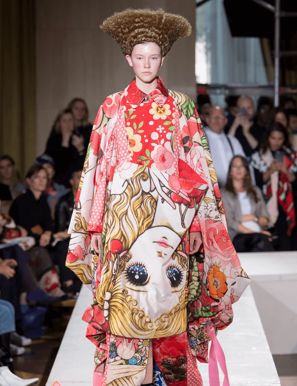 Comme Des Garçons - roupa colorida - Anime - primavera - modelo andando na passarela - https://stealthelook.com.br