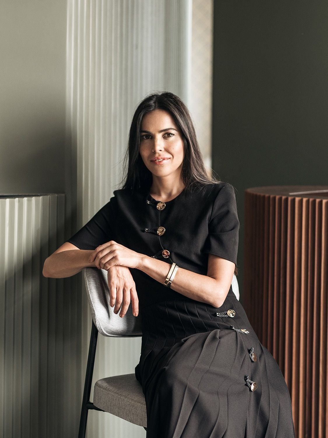 Gisela Dantas Rodenburg - vestido-preto-botões-plisse-braceletes - Azzas 2154 - outono - Brasil - https://stealthelook.com.br
