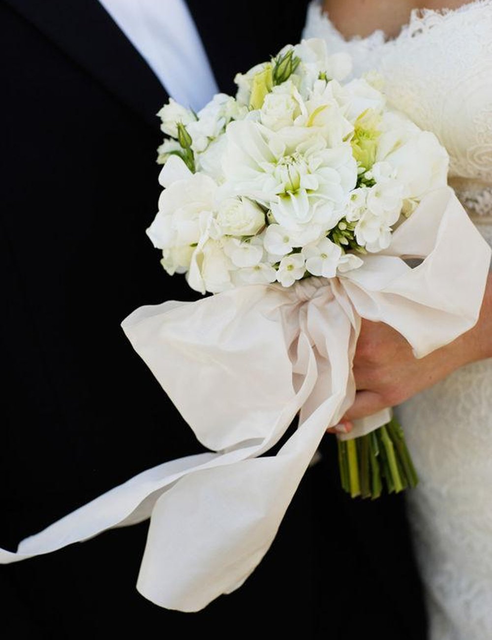 Buquê com laço - flores - buquê de noiva branco - casamento - noiva - https://stealthelook.com.br
