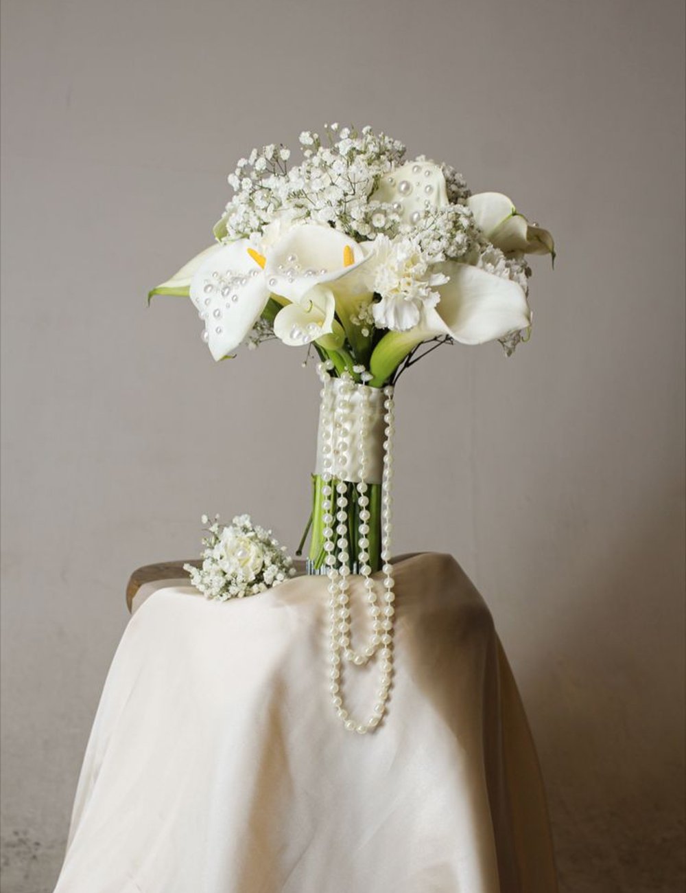 Buquê com pérolas - flores - buquê de noiva branco - casamento - noiva - https://stealthelook.com.br
