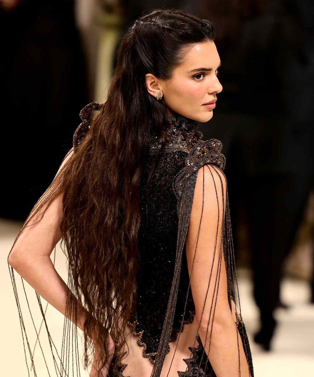 Kendall Jenner - cabelo-ondulado - met gala 2024 - inverno - brasil - https://stealthelook.com.br