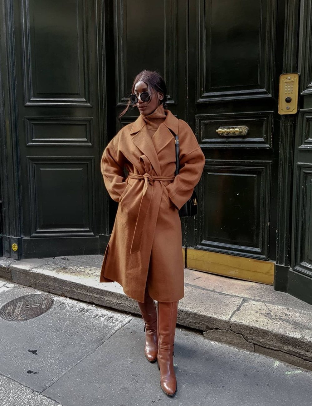 Aida Badji - casaco - trench coat - inverno - street style - https://stealthelook.com.br