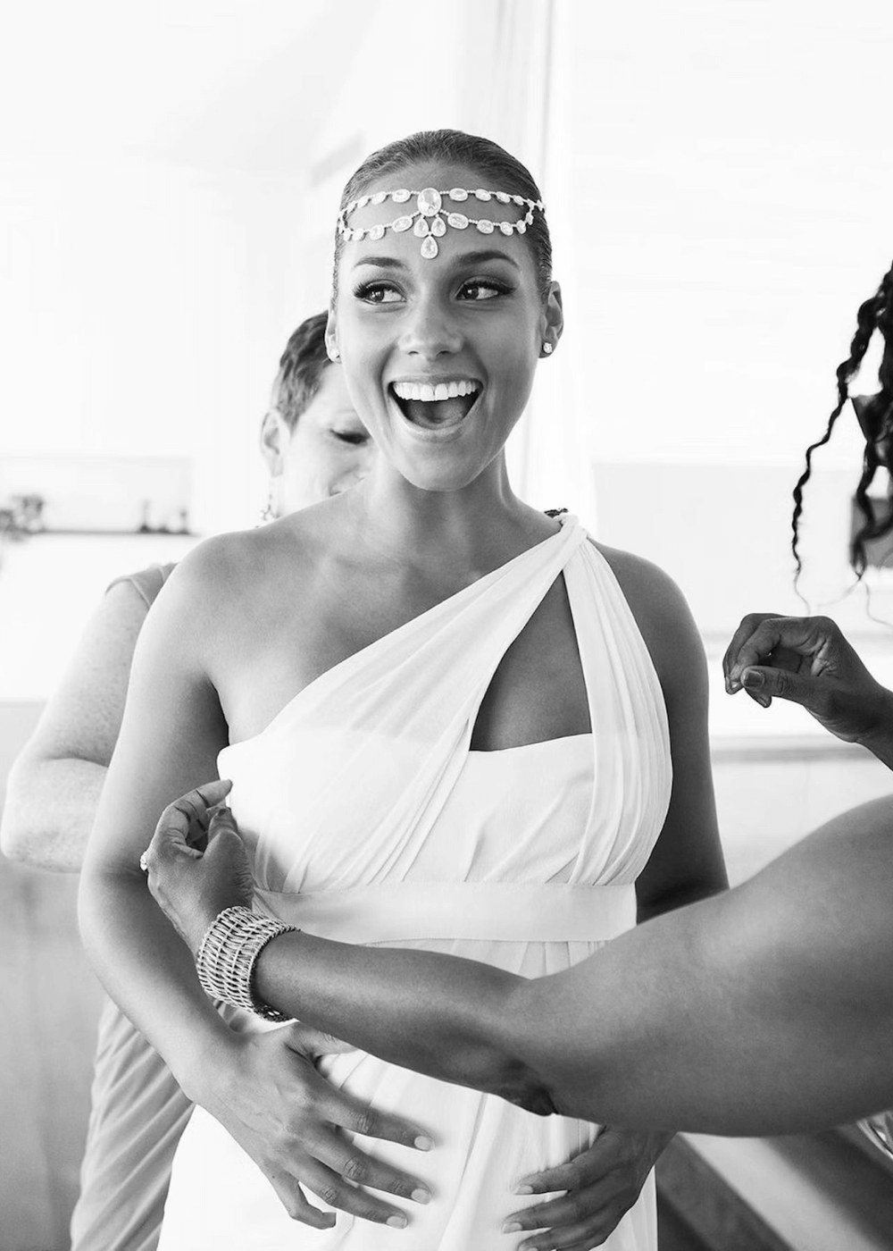 Alicia Keys - vestido de noiva - Vera Wang - verão - mulher sorrindo - https://stealthelook.com.br