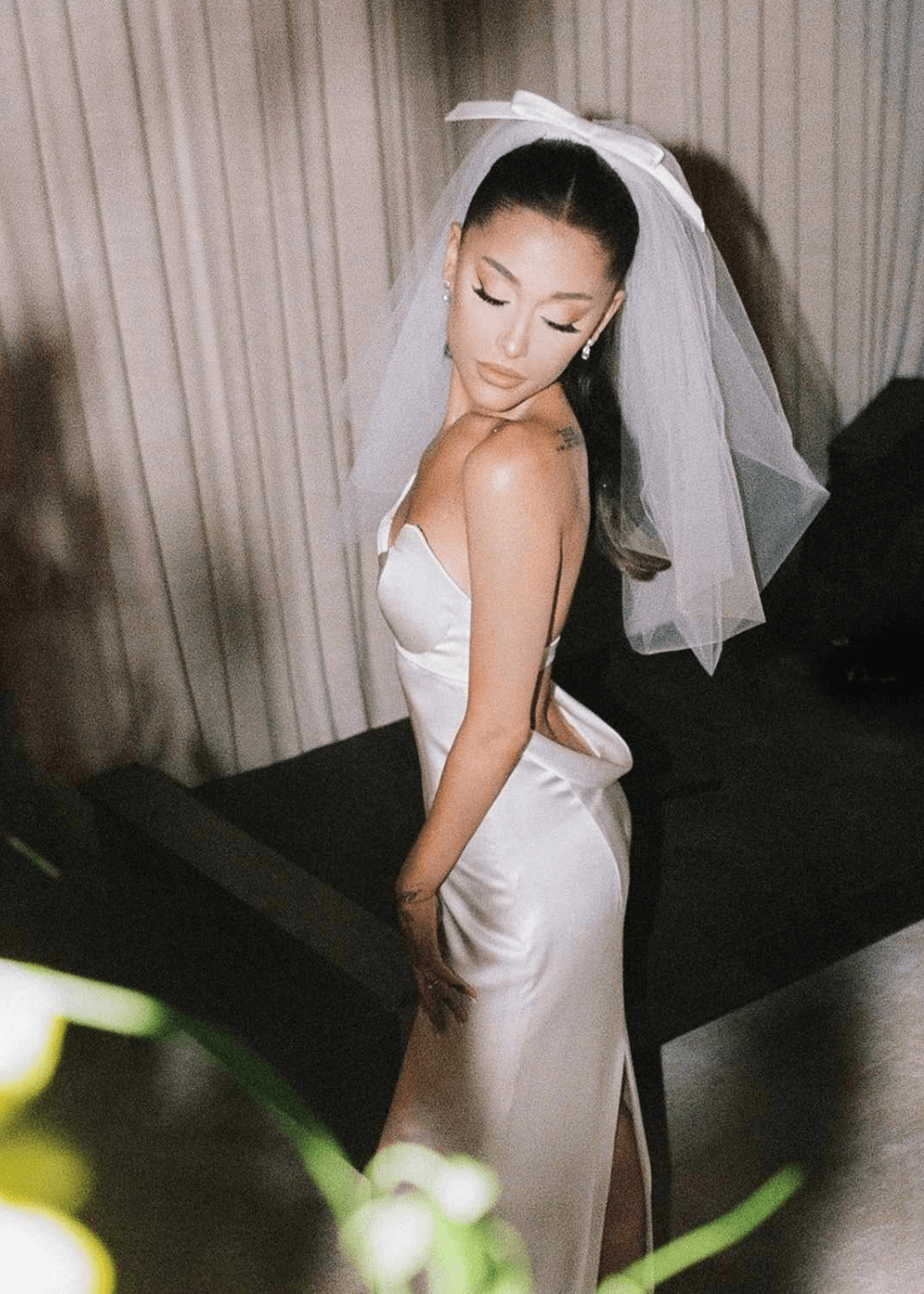 Ariana Grande - vestido de noiva - Vera Wang - verão - mulher usando um vestido de noiva - https://stealthelook.com.br