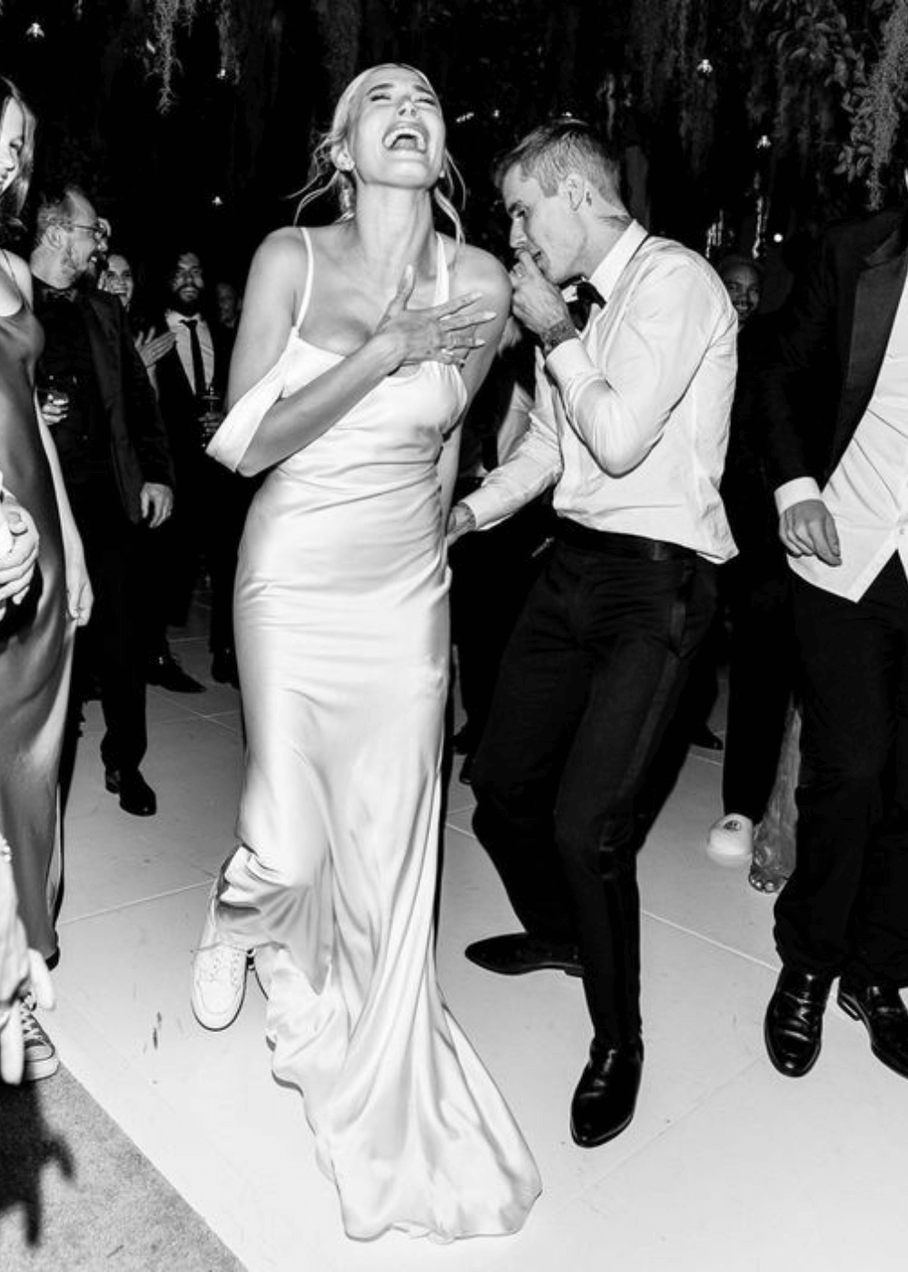 Hailey e Justin Bieber - vestido de noiva - Vera Wang - outono - foto em preto e branco de um casal sorrindo e comemorando o casamento - https://stealthelook.com.br
