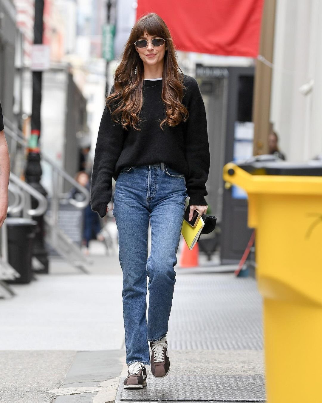 Dakota Johnson - trico-preto-calça-jeans-óculos-de-sol-tenis-nike-cortez - adidas samba - primavera - Nova York - https://stealthelook.com.br