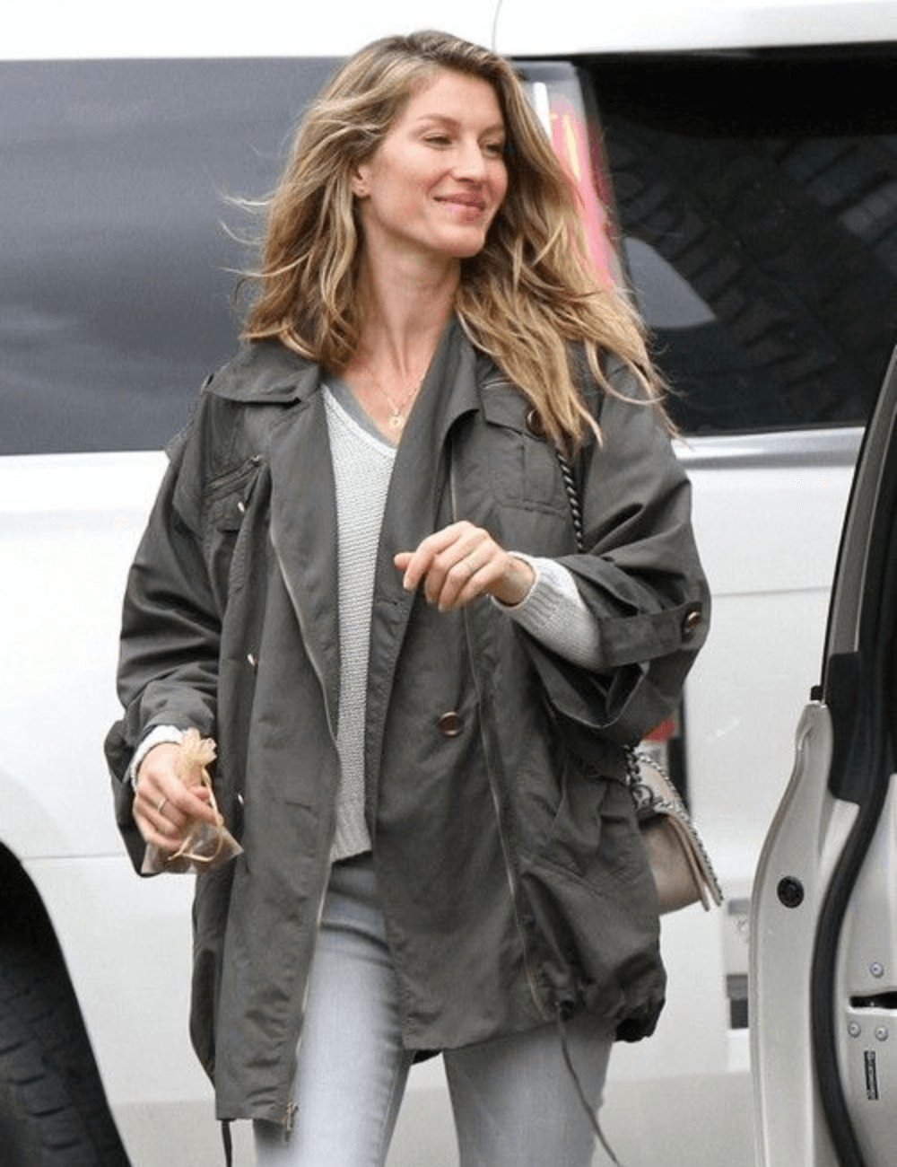 Gisele Bündchen - parka verde militar - Gisele Bündchen - inverno - mulher loira andando na rua - https://stealthelook.com.br