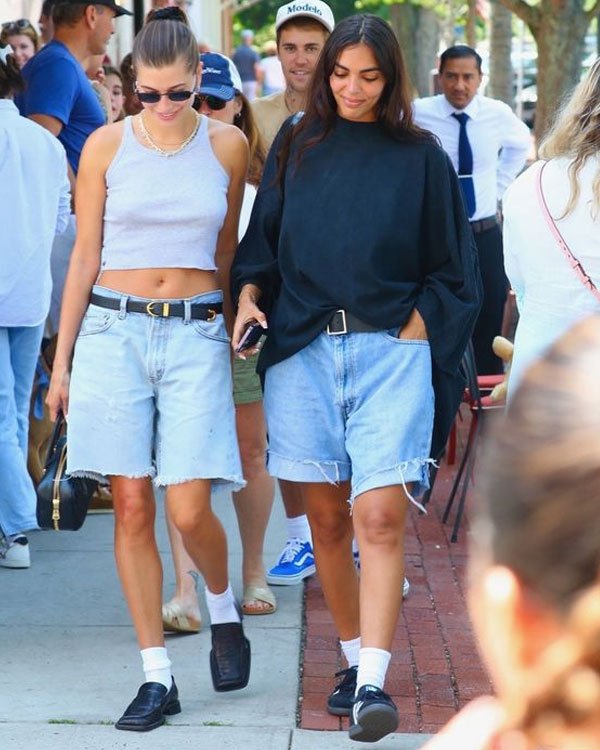 Hailey Bieber - bermudas - bermudas - Verão - Estados Unidos - https://stealthelook.com.br