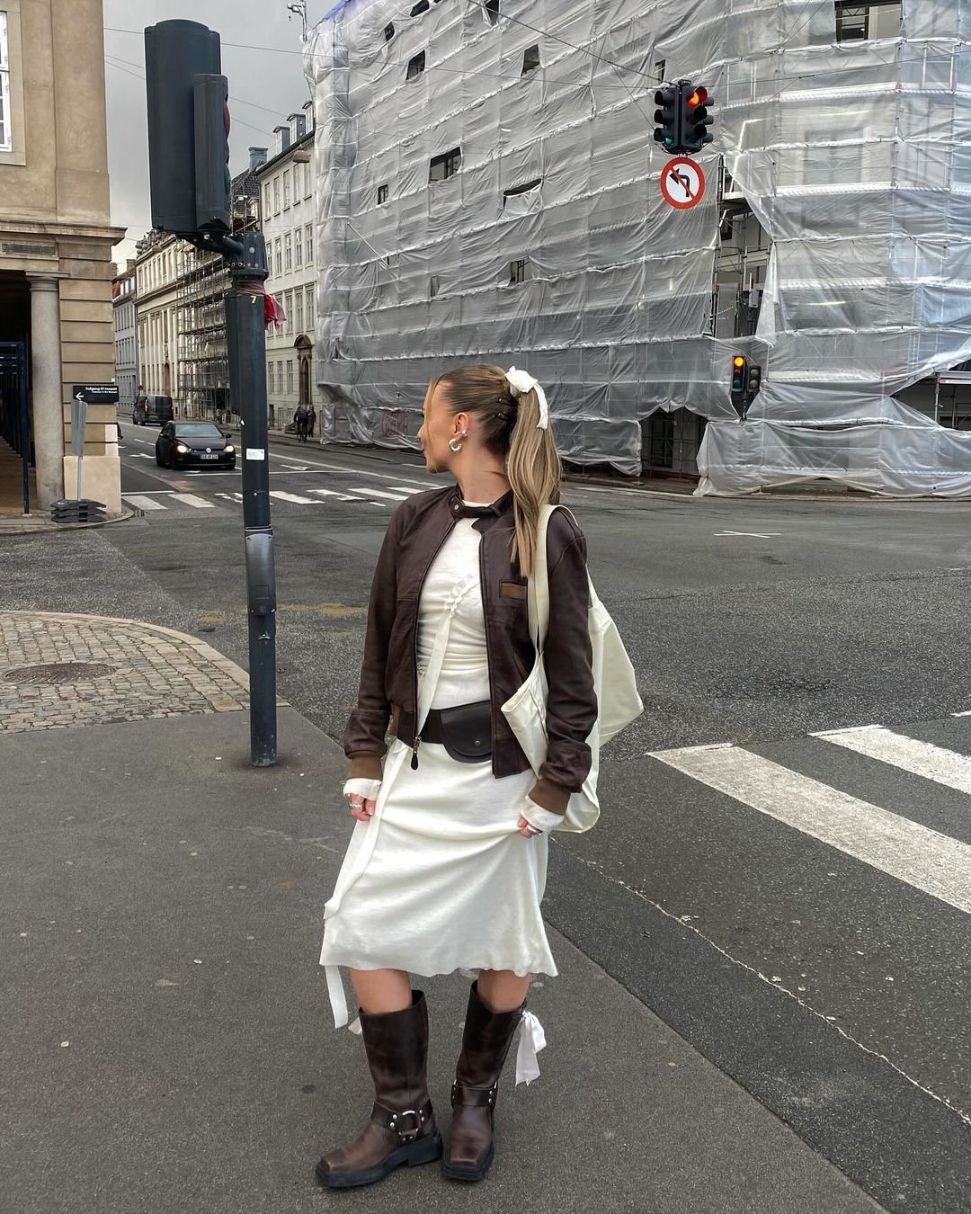 Emma Moldt - jaqueta-de-couro-marrom-vestido-midi-branco-ecobag-laço-cabelo-biker-boots - jaqueta de couro marrom - primavera - Copenhagen - https://stealthelook.com.br