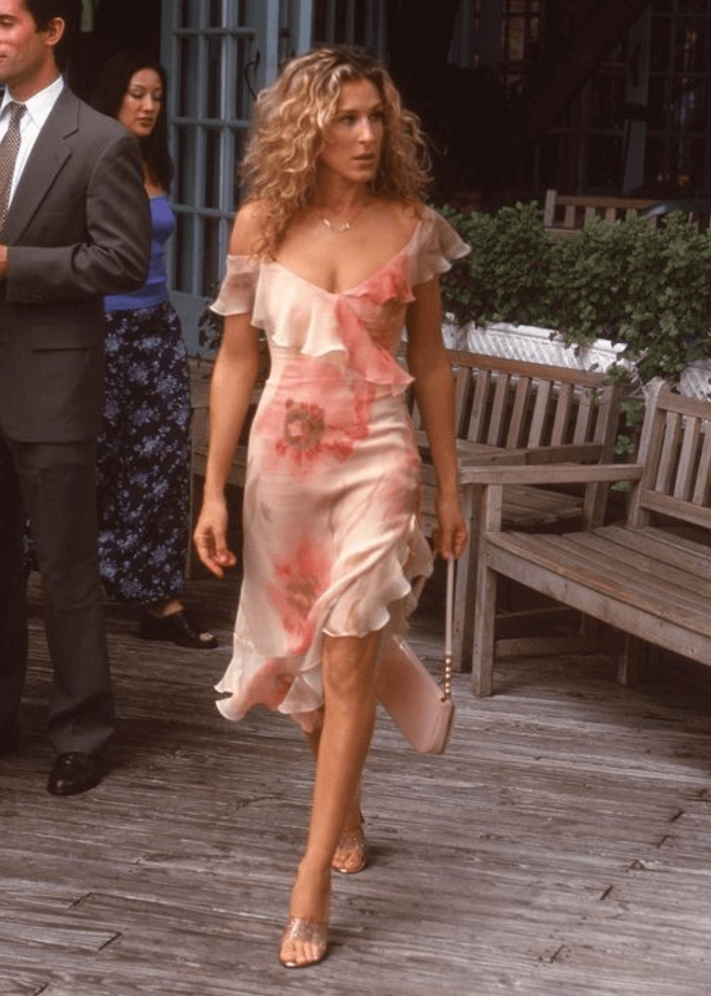 Sarah Jessica Parker - vestido floral midi - Carrie Bradshaw - primavera - mulher loira andando na rua - https://stealthelook.com.br