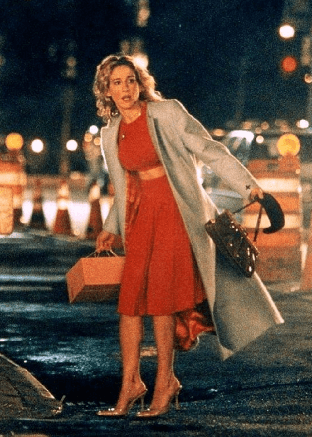 Sarah Jessica Parker - conjunto vermelho de saia e cropped e casaco - Carrie Bradshaw - outono - mulher andando na rua - https://stealthelook.com.br