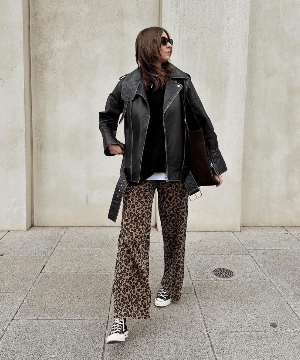 @bubblyaquarius | Rachael Keegan - calça de animal print, jaqueta de couro e tênis all star - All Star - inverno - mulher em pé na rua - https://stealthelook.com.br
