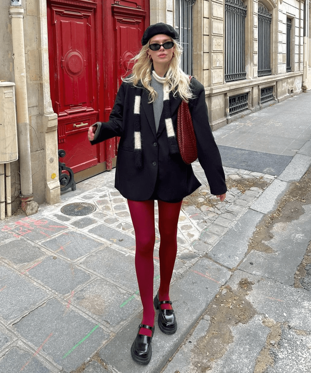 @linda.sza - meia-calça vermelha, minissaia, blazer e sapato mary  jane - looks com blazer - inverno - mulher loira em pé na rua usando óculos de sol e uma boina - https://stealthelook.com.br