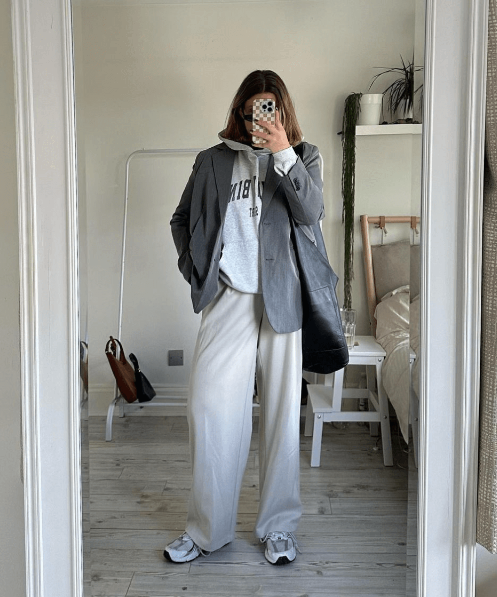 Madison Eley - calça de alfaiataria, moletom e blazer - looks com blazer - inverno - mulher loira tirando foto na frente do espelho - https://stealthelook.com.br