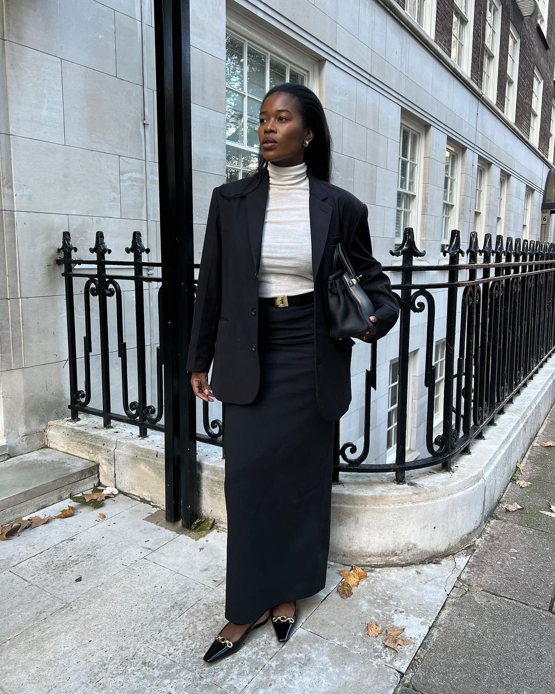 Marylin - blusa de gola alta branca blazer saia longa preta bolsa grande - saia de alfaiataria - outono - Londres - https://stealthelook.com.br