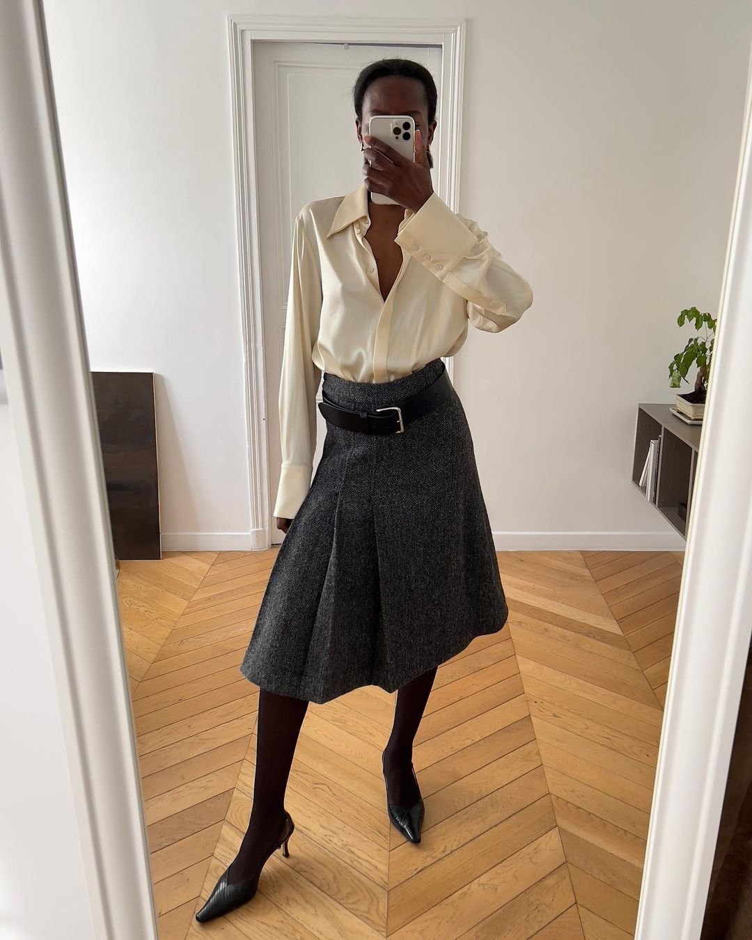 Sylvie Mus - camisa de seda saia alfaiataria meia calça slingback - saia de alfaiataria - outono - Paris - https://stealthelook.com.br