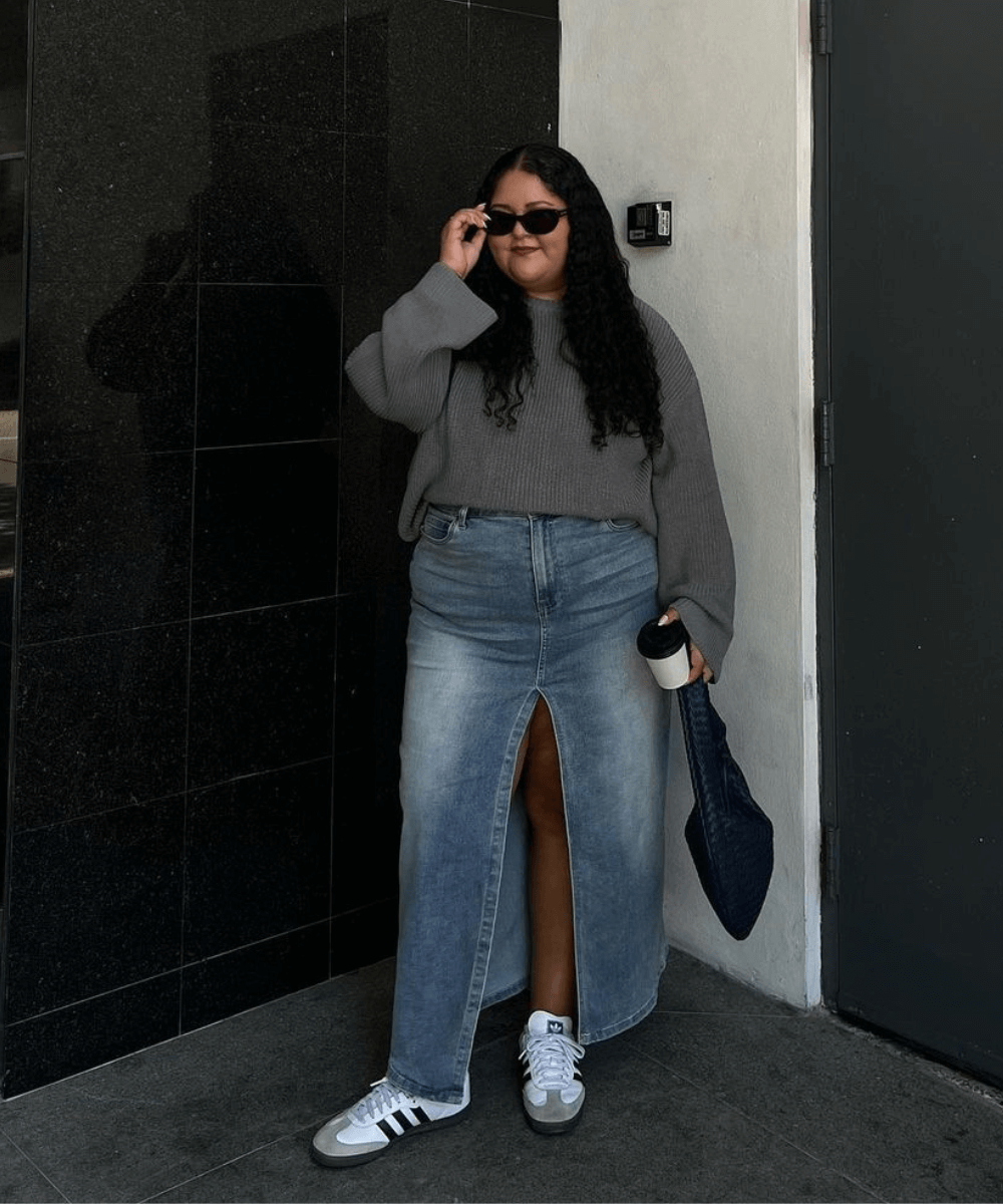 @stephmnavarro - saia jeans longa, tênis adidas e tricô cinza - tricô - inverno - mulher em pé na rua usando óculos de sol - https://stealthelook.com.br