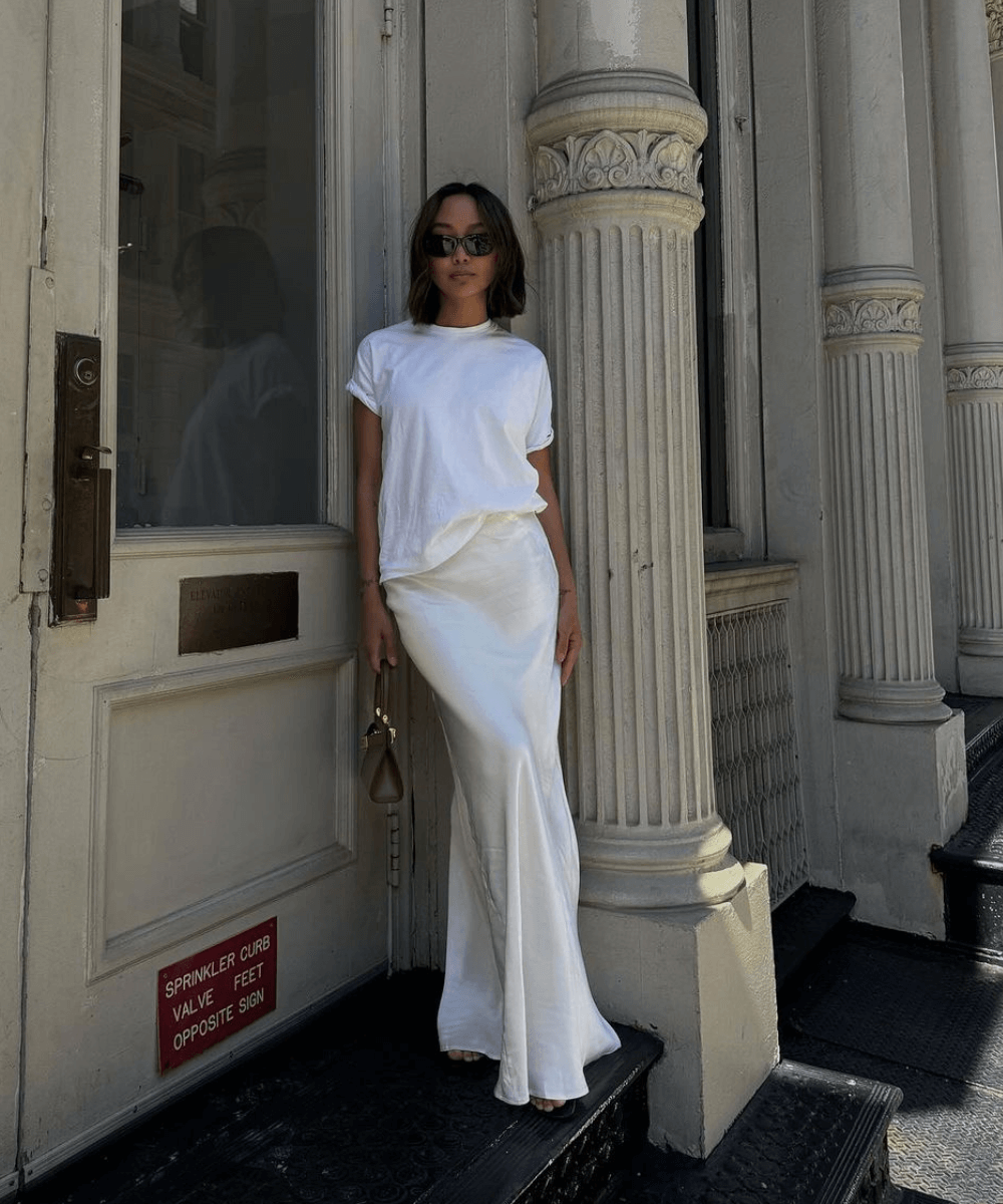 Linh Niller - saia longa branca, t-shirt branca e salto alto - Easy chic - verão - mulher asiática de pé na rua usando óculos de sol - https://stealthelook.com.br
