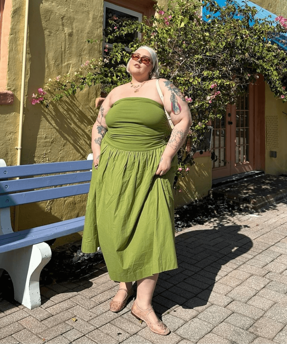 Abby Bible - vestido sem alças verde e sapato de salto bege - Easy chic - verão - mulher loira usando óculos em pé na rua - https://stealthelook.com.br