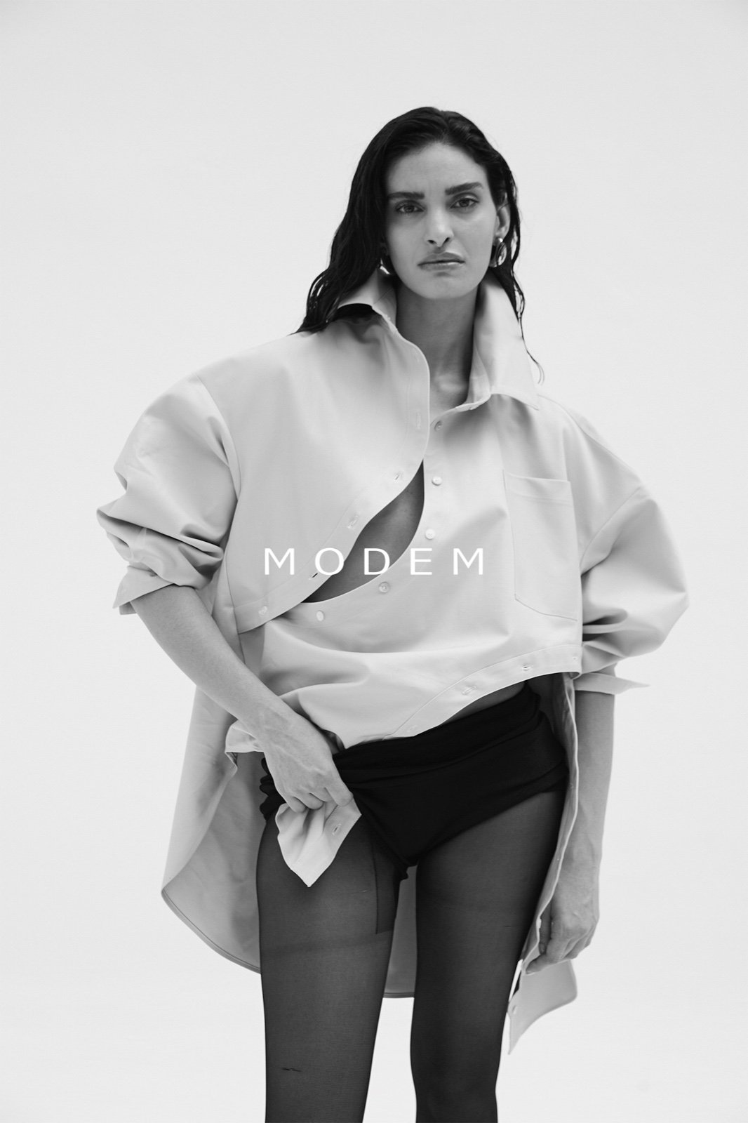 modelo MODEM - camisa preta oversized curva - modem - outono - Brasil - https://stealthelook.com.br