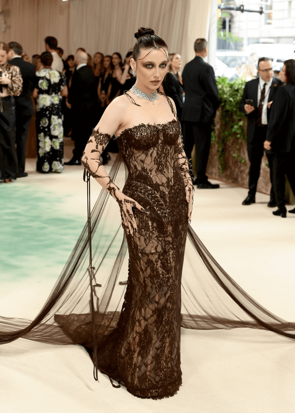 Emma Chamberlain - vestido marrom longo - Met Gala 2024 - primavera - mulher em pé no tapete vermelho - https://stealthelook.com.br