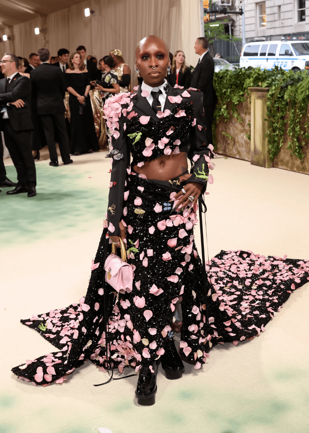 Cynthia Erivo - conjunto - Met Gala 2024 - primavera - mulher negra em pé no tapete vermelho - https://stealthelook.com.br