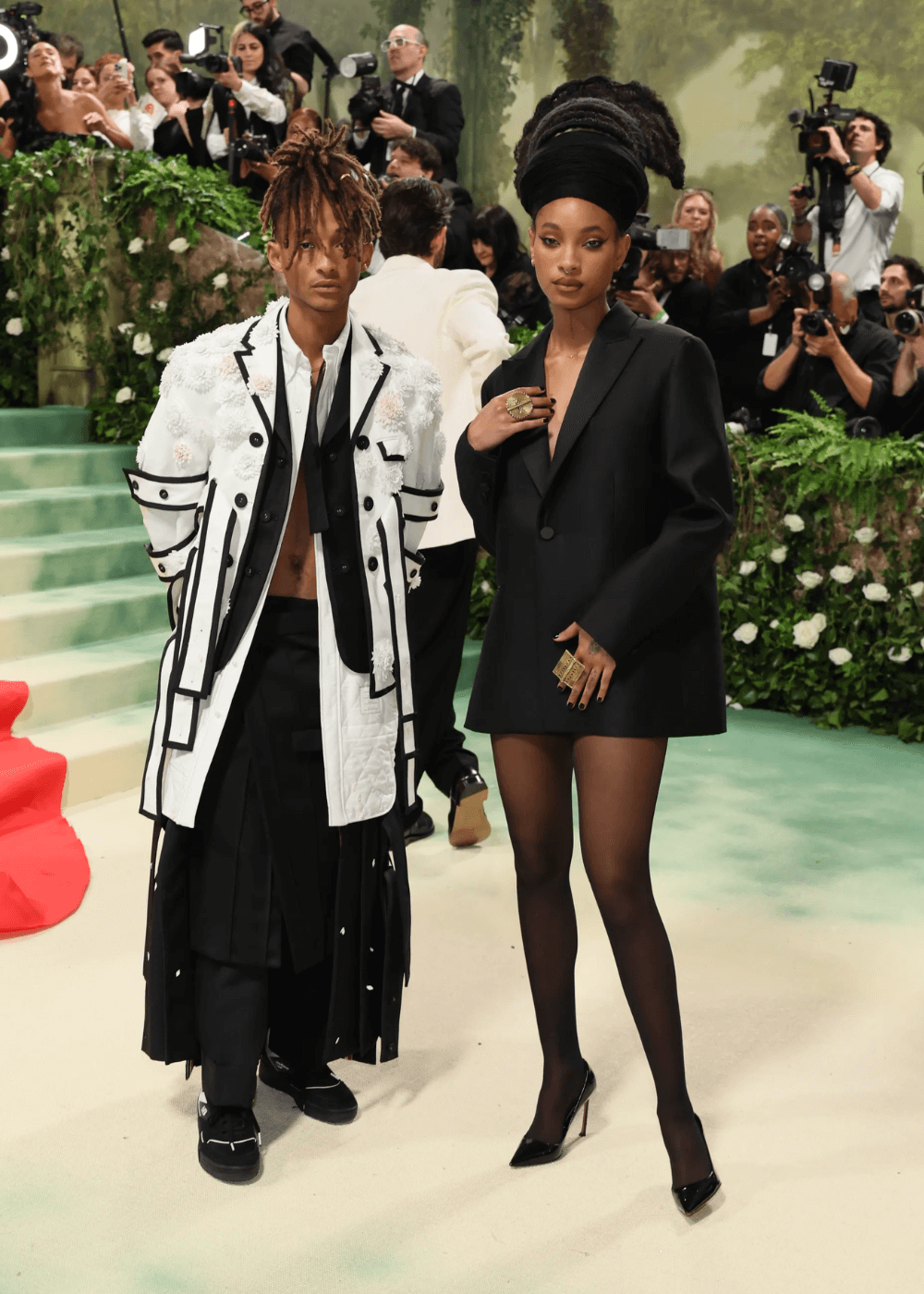 Jaden e Willow Smith - roupas diversas - Met Gala 2024 - primavera - dois irmãos negros em pé no tapete vermelho - https://stealthelook.com.br