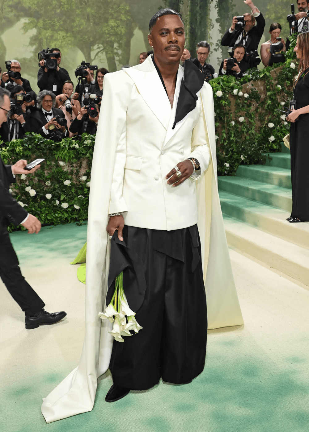 Colman Domingo - terno - Met Gala 2024 - primavera - homem negro em pé no tapete vermelho - https://stealthelook.com.br