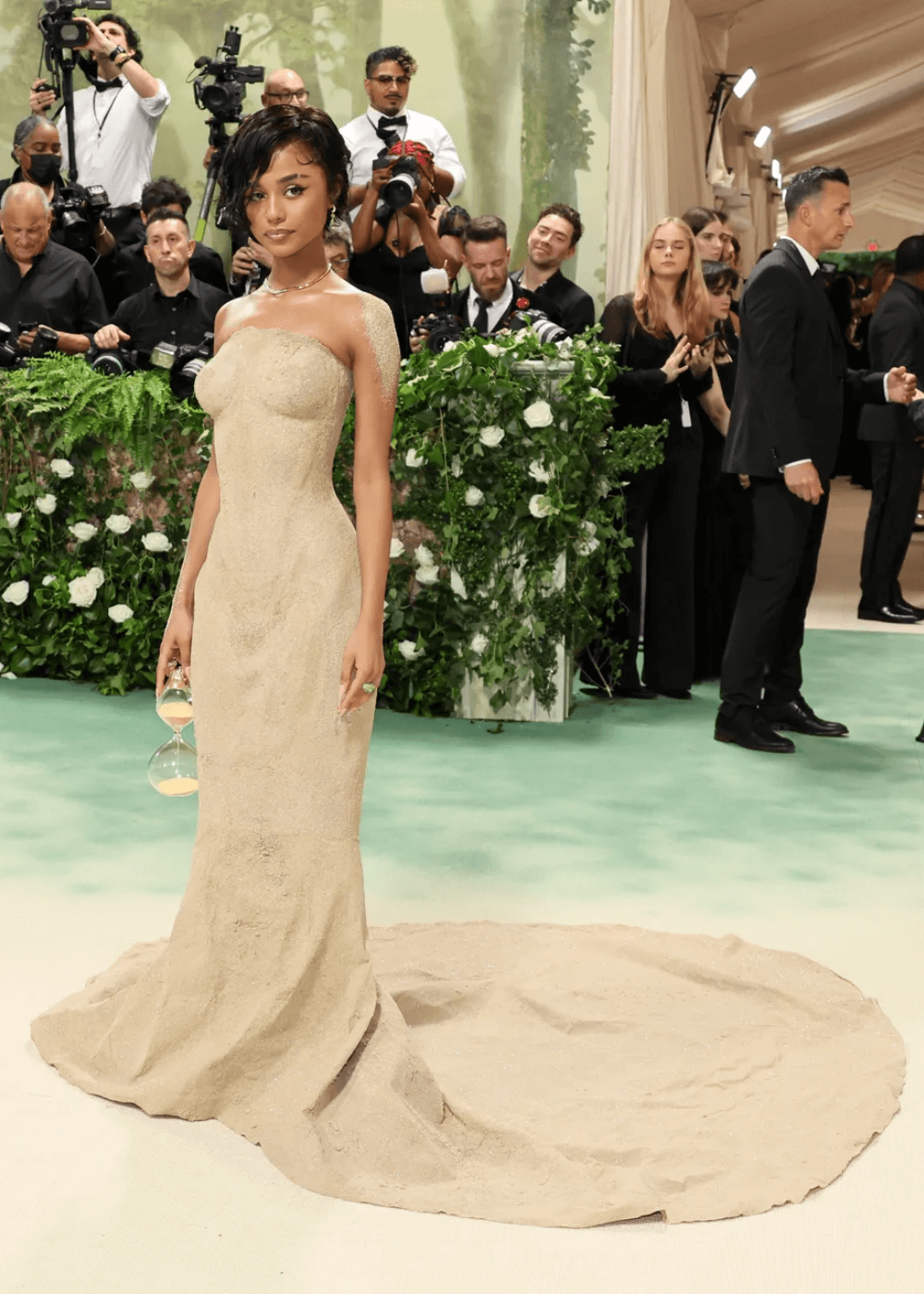 Tyla - vestido bege - Met Gala 2024 - primavera - mulher em pé no tapete vermelho - https://stealthelook.com.br