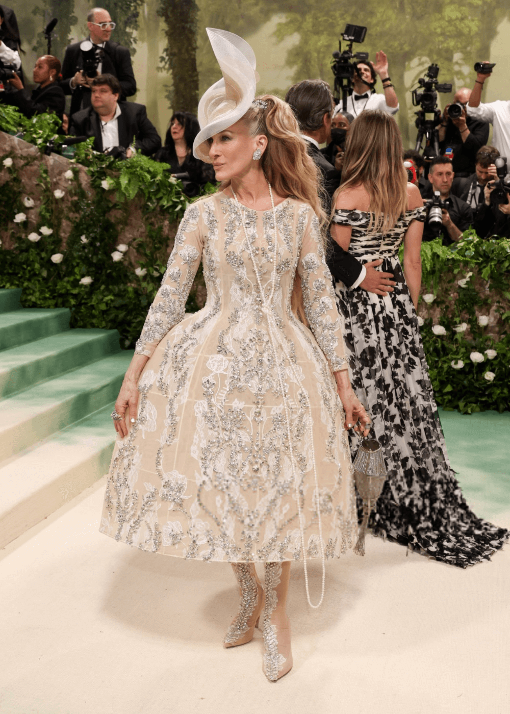 Sarah Jessica Parker - vestido - Met Gala 2024 - primavera - mulher em pé no tapete vermelho - https://stealthelook.com.br