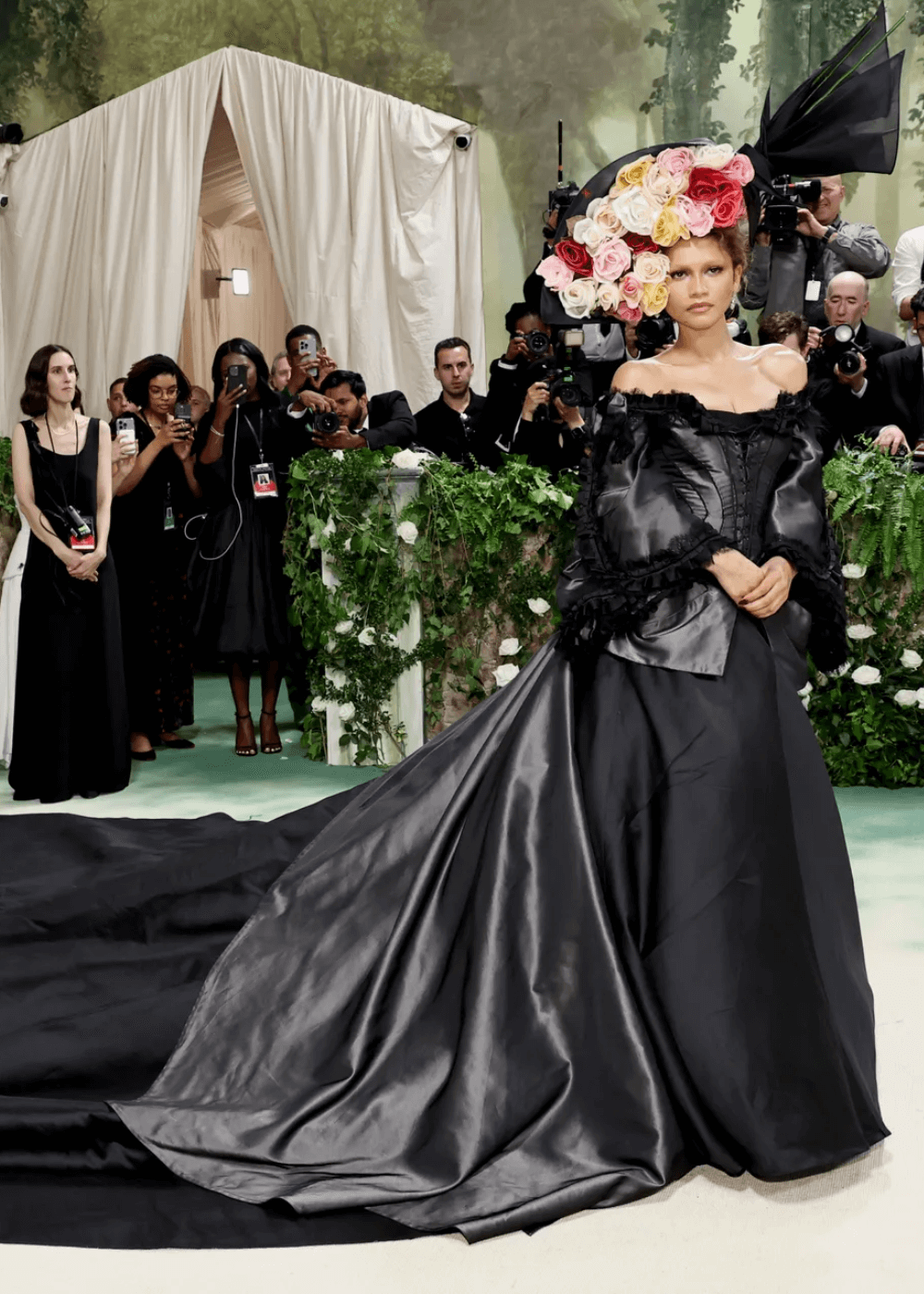 Zendaya - vestido preto - Met Gala 2024 - primavera - mulher em pé no tapete vermelho - https://stealthelook.com.br