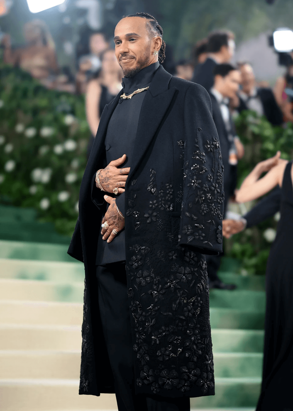 Lewis Hamilton - roupa preta - Met Gala 2024 - primavera - homem em pé no tapete vermelho - https://stealthelook.com.br