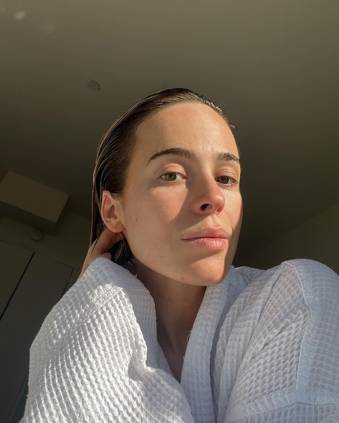 Chloe Bruderer - roupão branco skincare - produtos em stick - outono - California - https://stealthelook.com.br