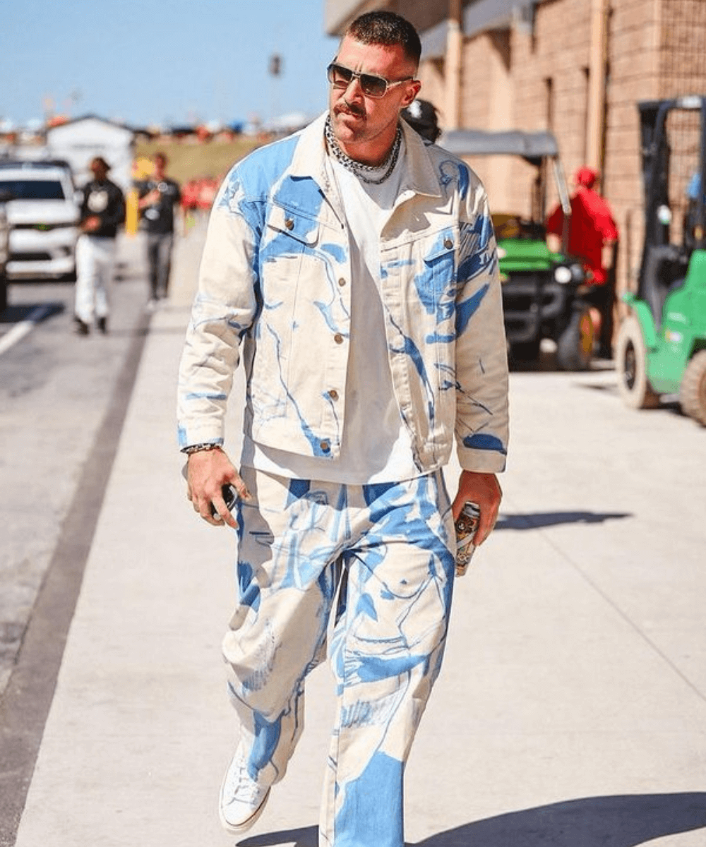 Travis Kelce - Conjunto azul e branco estampado - NFL - inverno - homem loiro andando na rua - https://stealthelook.com.br