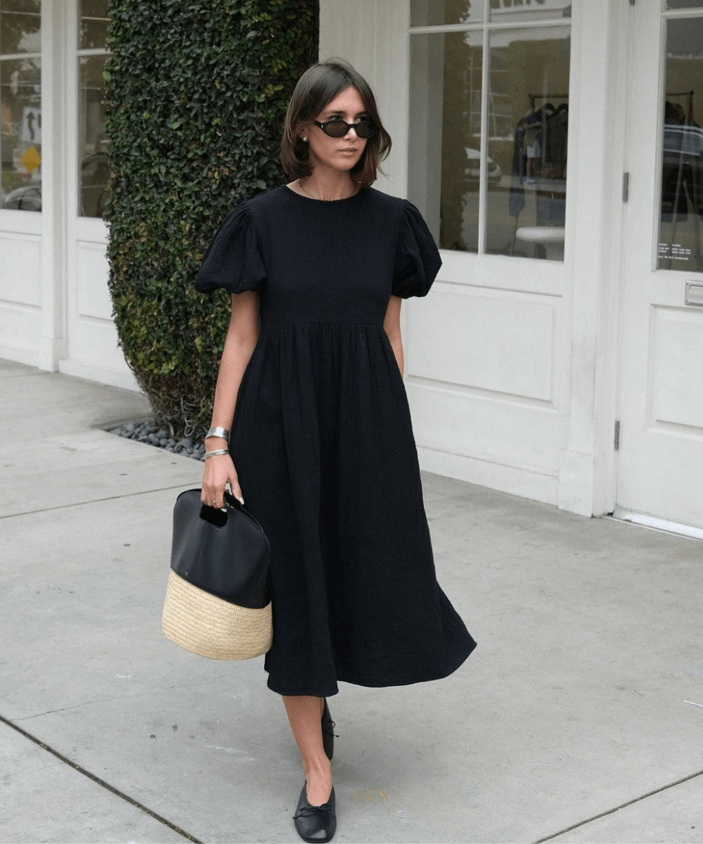 @lisonseb - vestido midi preto bufante e sapatilha preta - vestido estiloso - verão - mulher em pé na rua usando óculos de sol - https://stealthelook.com.br