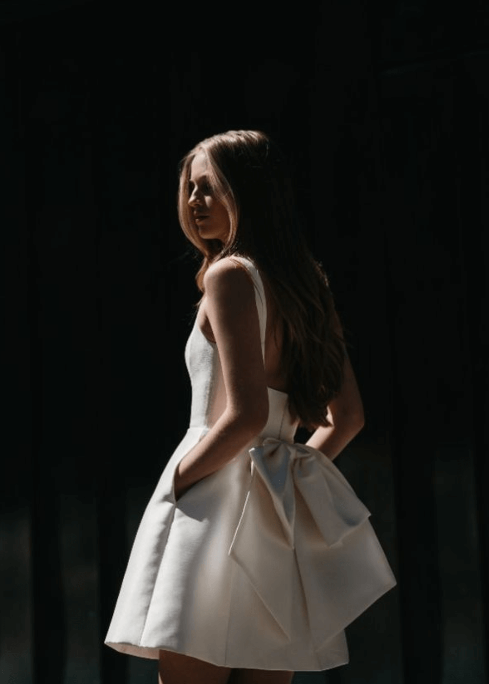 N/A - vestido de noiva curto - vestido de noiva curto - verão - mulher loira em pé de costas - https://stealthelook.com.br