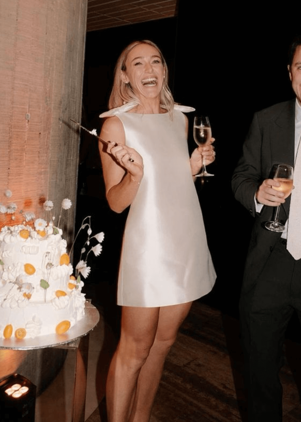 N/A - vestido curto branco - vestido de noiva curto - verão - mulher loira sorrindo - https://stealthelook.com.br