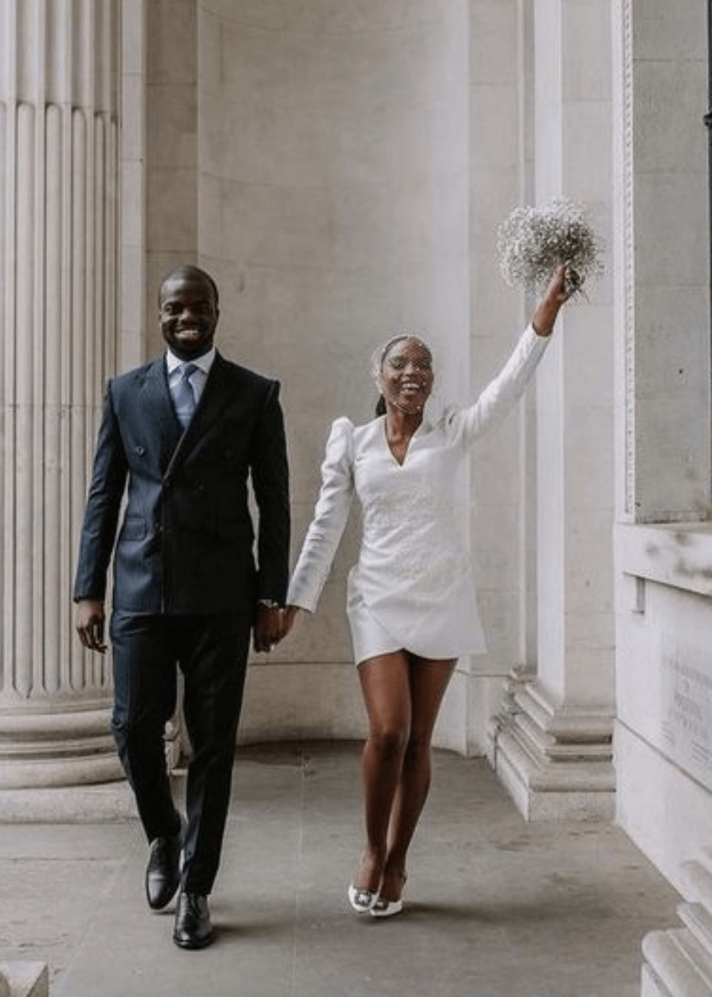 N/A - vestido branco de mangas longas  - vestido de noiva curto - outono - mulher negra de mãos dadas com um noivo  - https://stealthelook.com.br