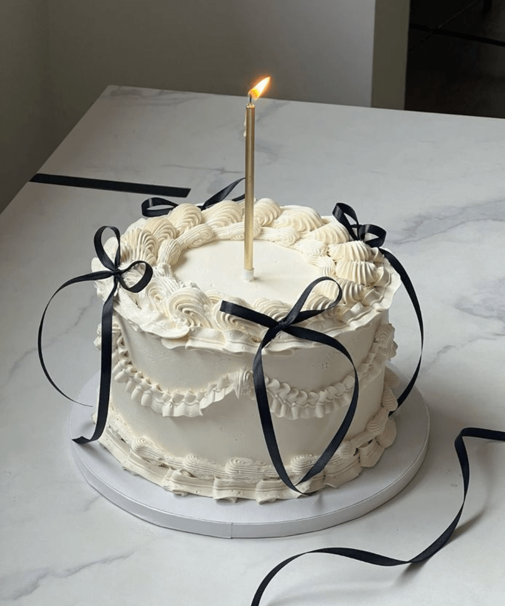 Bolo Vintage  - N/A - Vintage Cake - outono - Bolo branco em cima de uma mesa decoado com fitas pretas - https://stealthelook.com.br