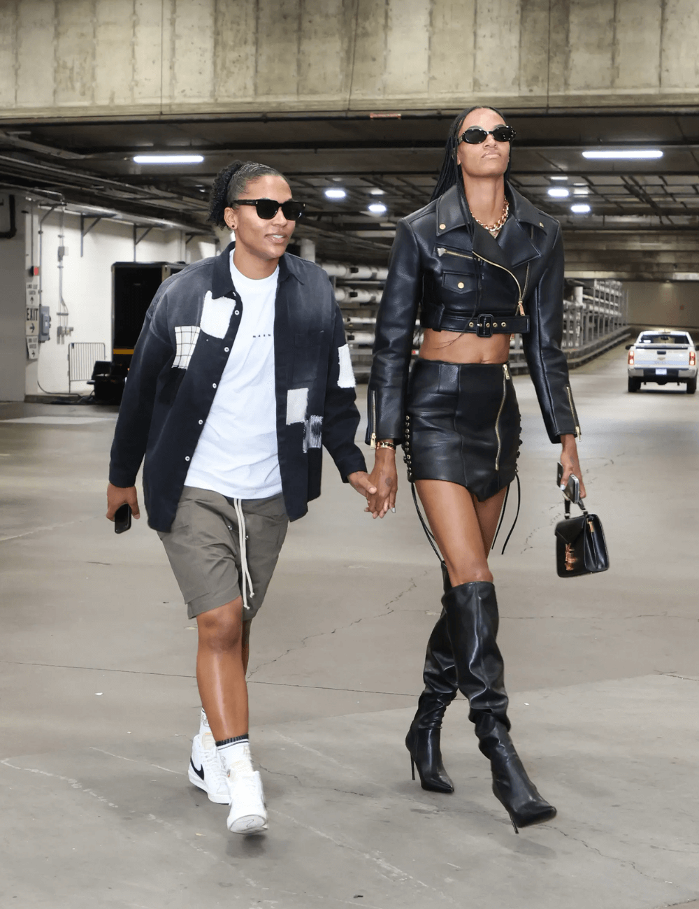 Alyssa Thomas e DeWanna Bonner - roupas diversas - WNBA - inverno - duas mulheres negras andando junto de mãos dadas - https://stealthelook.com.br