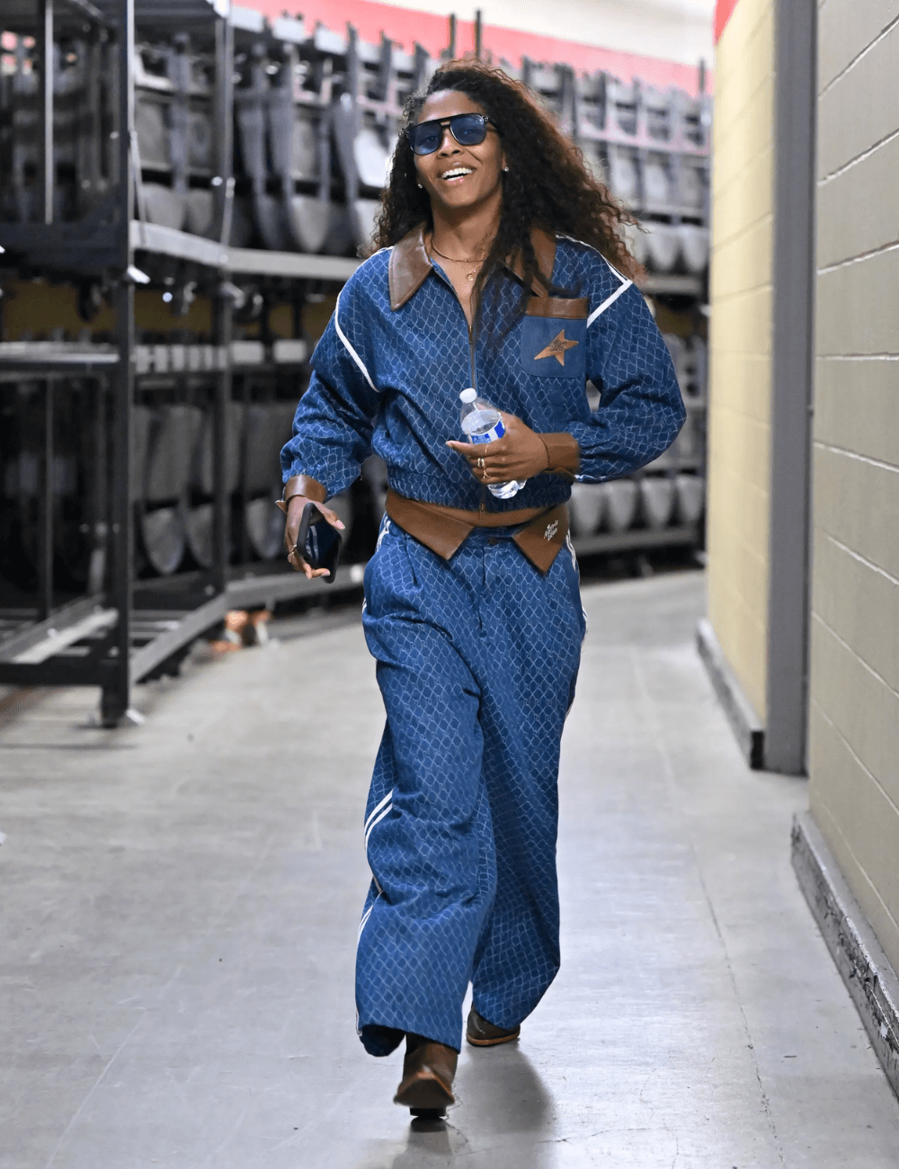 Sydney Colson - Conjunto jeans estampado - WNBA - inverno - mulher negra andando sorrindo - https://stealthelook.com.br