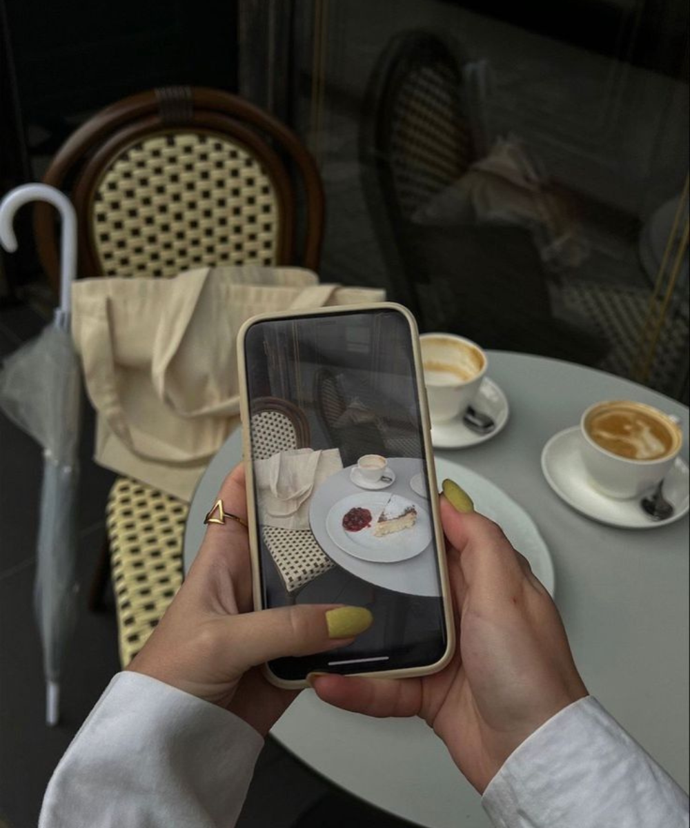 N/A - N/A - aplicativos de edição - outono - mulher tirando foto com o celular de um café - https://stealthelook.com.br