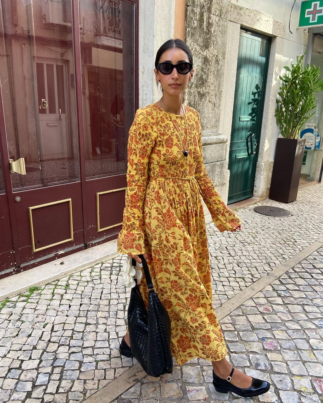 barbarasantiago.r - vestido-estampado-floral-sapatilha-preta-bolsa-texturizado-óculos-de-sol - boho chic - primavera - Sidney - https://stealthelook.com.br