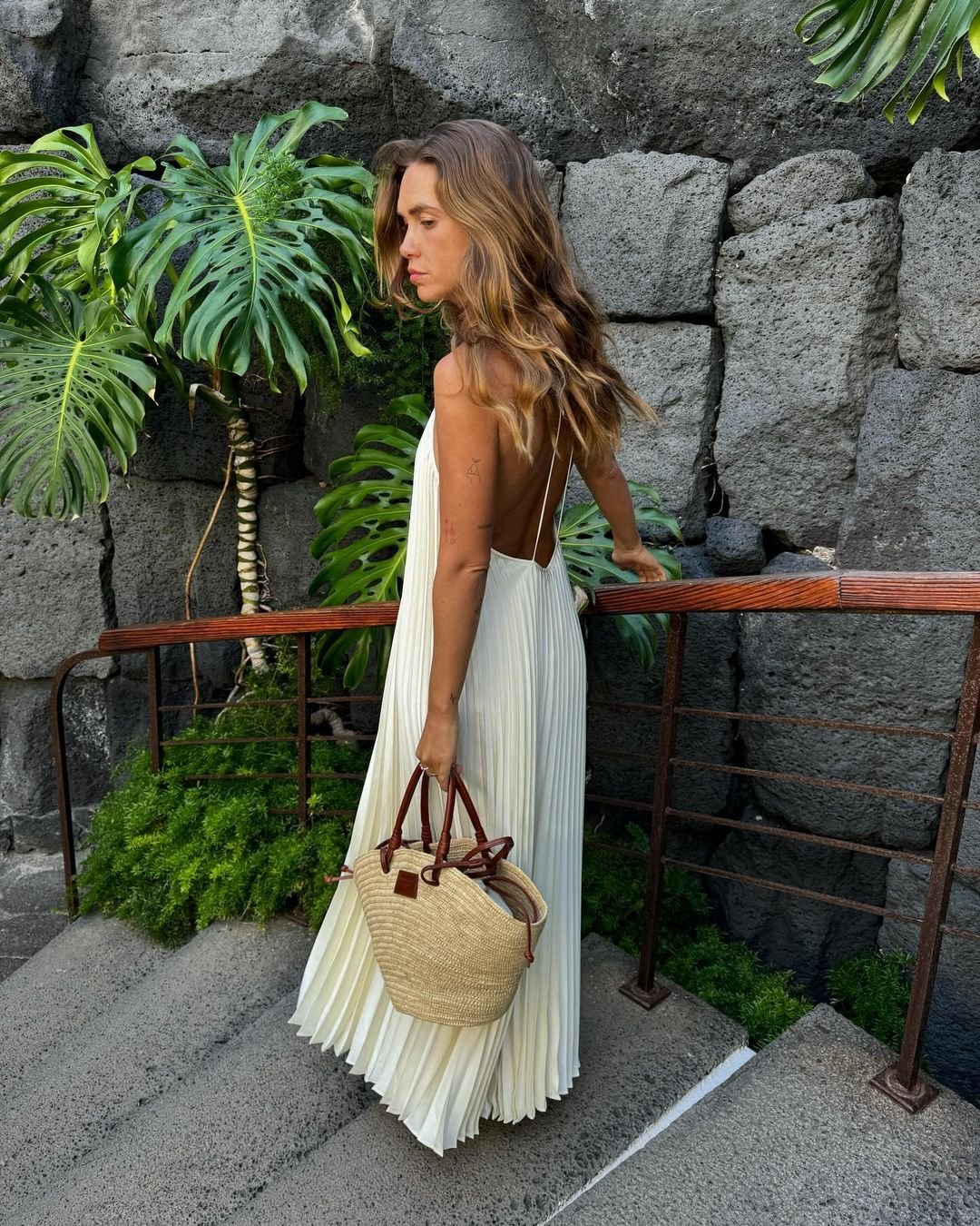 carlotaweberm - vestido plissado branco bolsa palha - boho chic - verão - Lanzarote - https://stealthelook.com.br