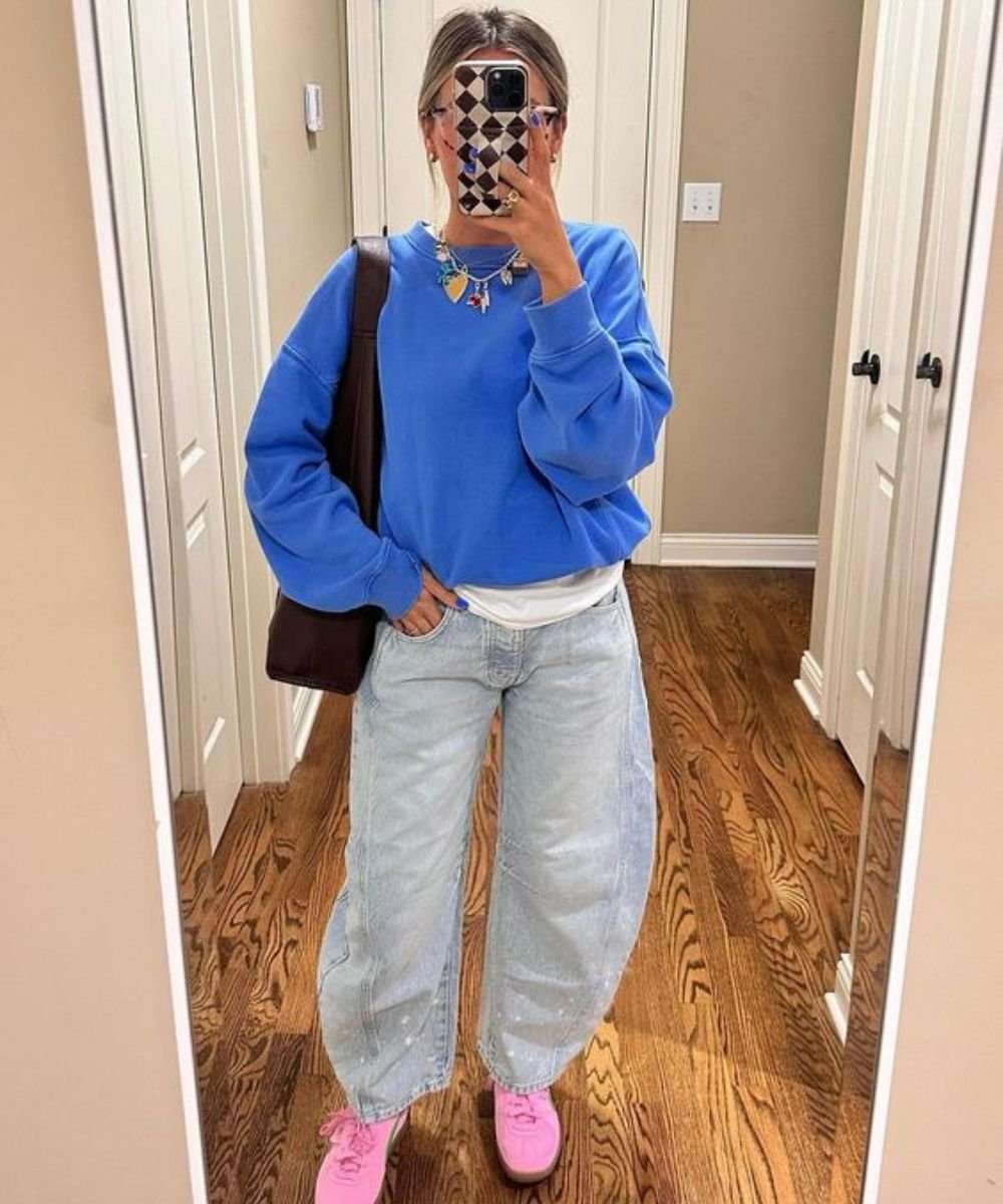 calça barrel - calça jeans - mulher tirando foto no espelho com calça barrel moletom azul e sapato rosa - tipos de calça jeans - modelos de calça jeans - https://stealthelook.com.br
