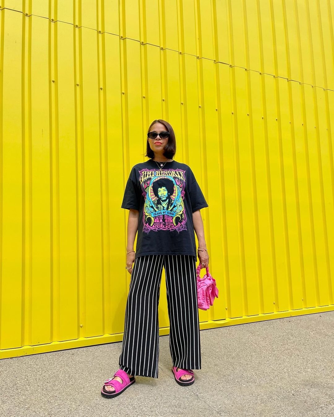 Cat Patterson - camiseta-jimi-hendrix-calça-listrada-preta-acessórios-rosa - calça listrada - primavera - cambridgeshire - https://stealthelook.com.br