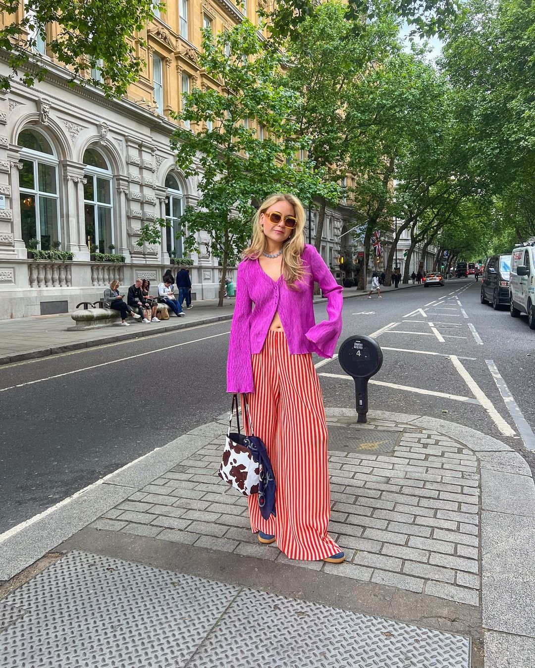 elle bridge - blusa-rosa-calça-listrada-vermelha-bolsa-vaca-tênis-óculos-colar - calça listrada - primavera - Londres - https://stealthelook.com.br