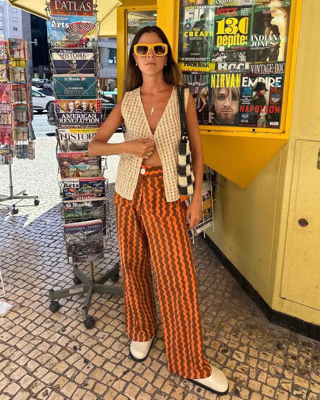 vicky montanari - colete-calça-listrada-clog-bolsa-crochê-óculos-quadrado-amarelo-mostarda-bege - calça listrada - primavera - Lisboa - https://stealthelook.com.br