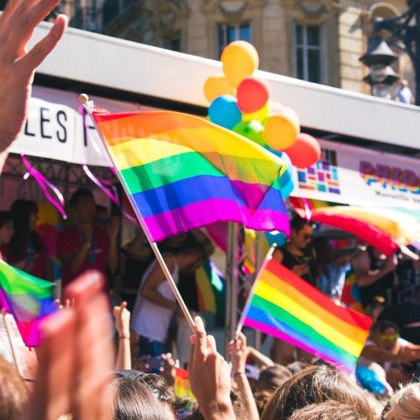 Por que o Dia do Orgulho LGBTQIA+ não é sobre amor