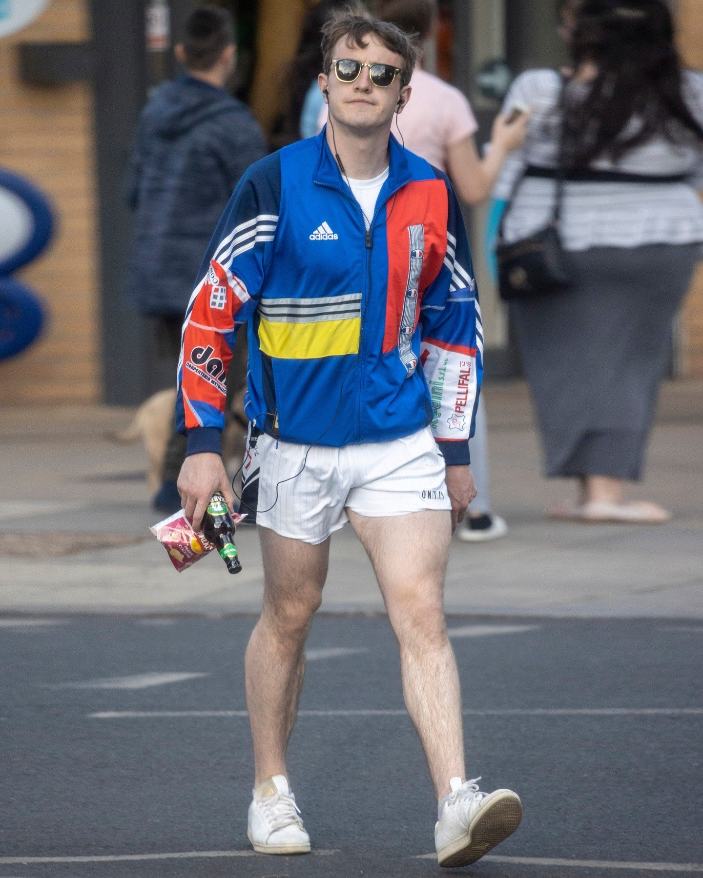 Paul Mescal usa jaqueta esportiva e shorts.